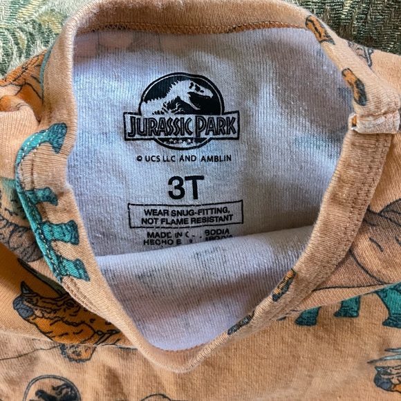 Jurassic park 3T shirt (came from a set) but missing the pants - Picture 3 of 3